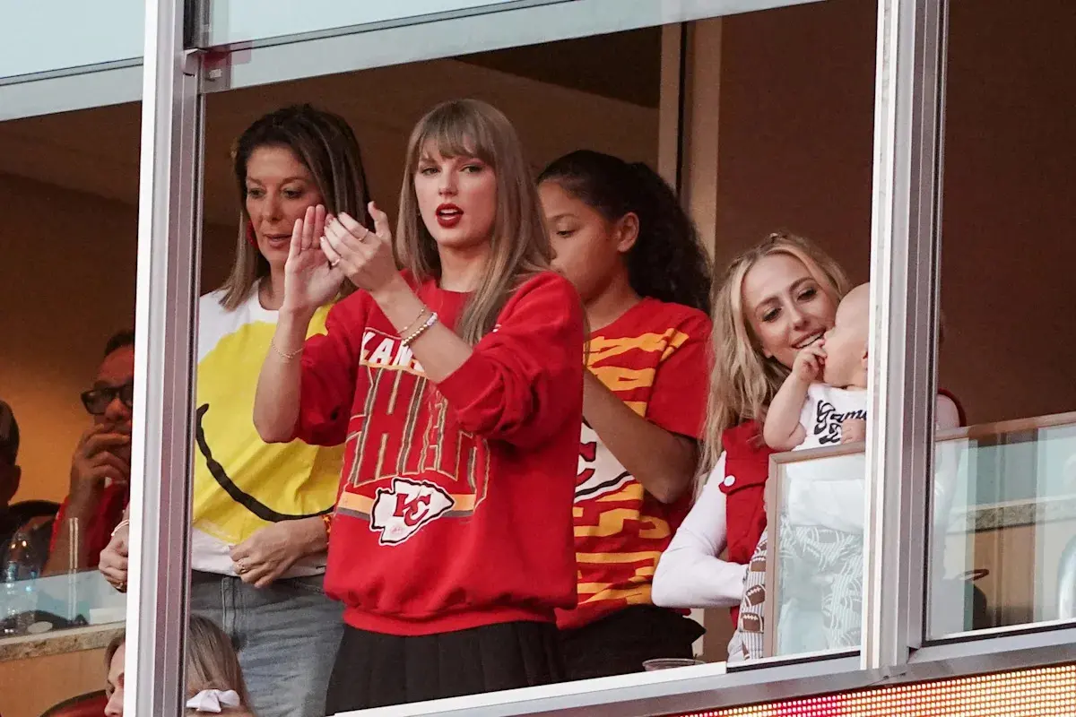 Taylor Swift duplicates Travis Kelce's jacket for New Year's Eve Chiefs vs. Bengals game