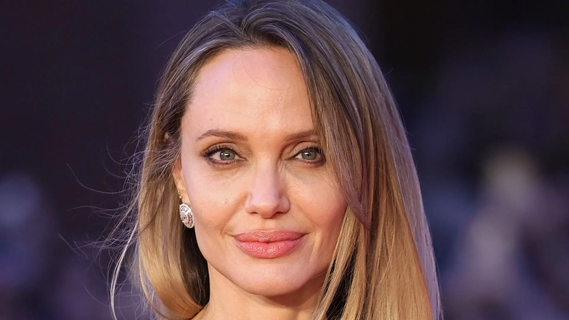 So halfen Angelina Jolies Töchter nach der Trennung von Brad