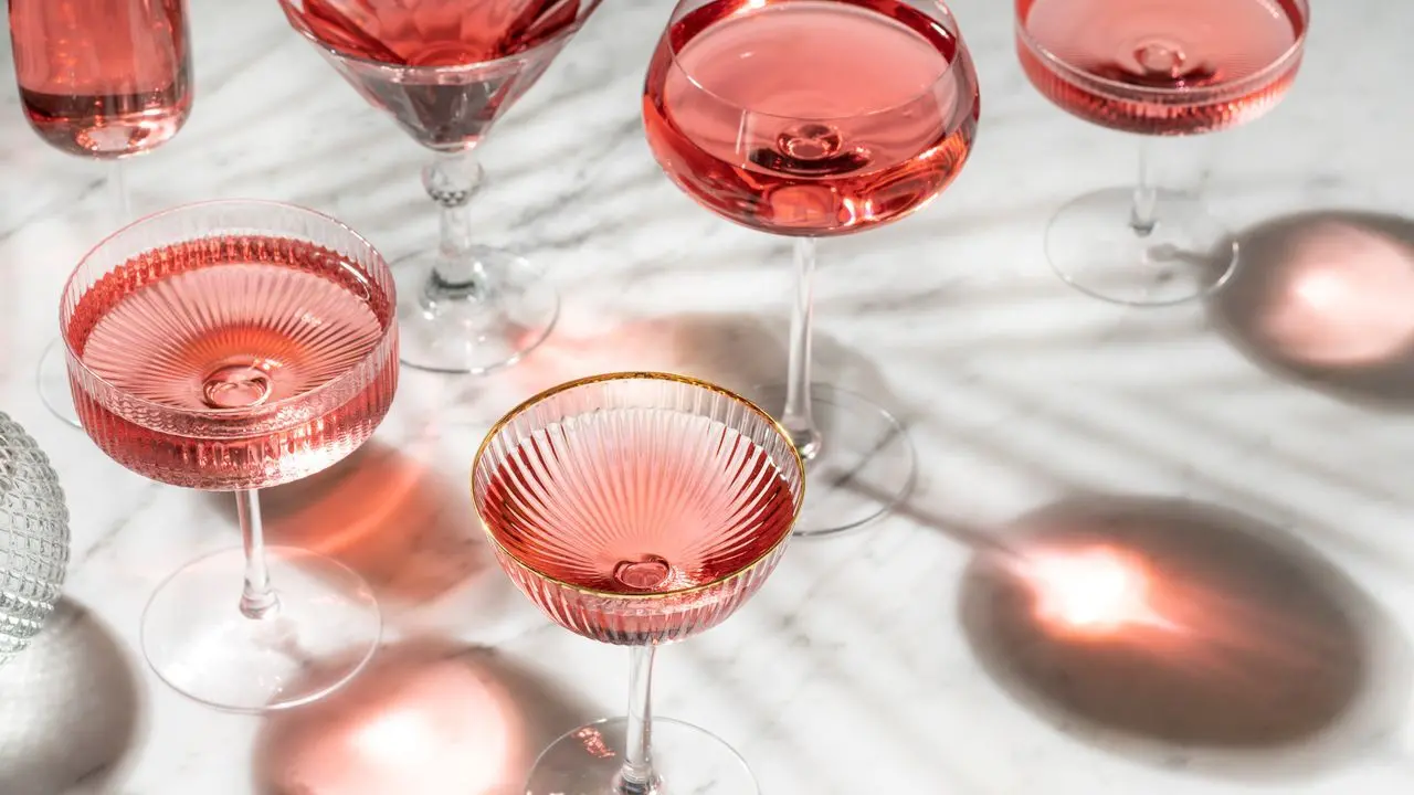 7 Rosé-Cocktails, die Sie diesen Sommer unbedingt ausprobieren sollten