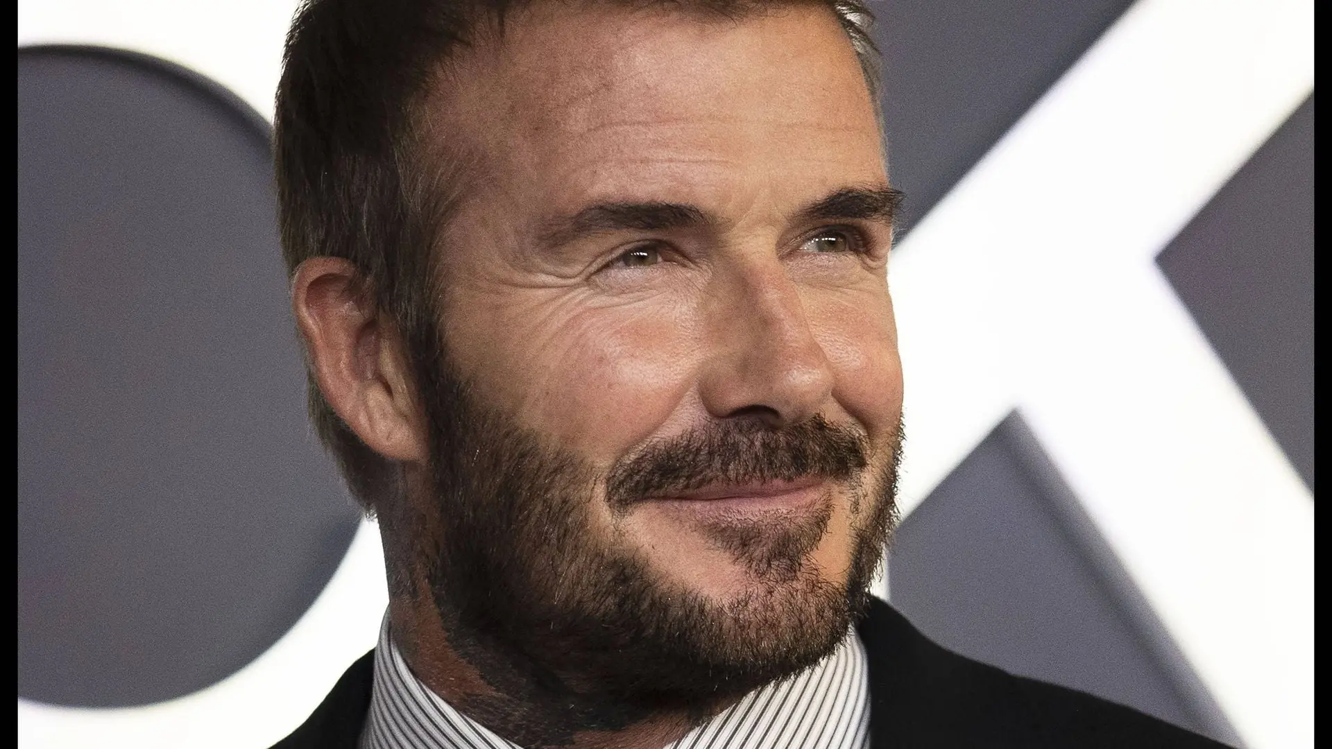 David Beckham genießt ein Glas Rotwein bei WM-Spiel in Miami